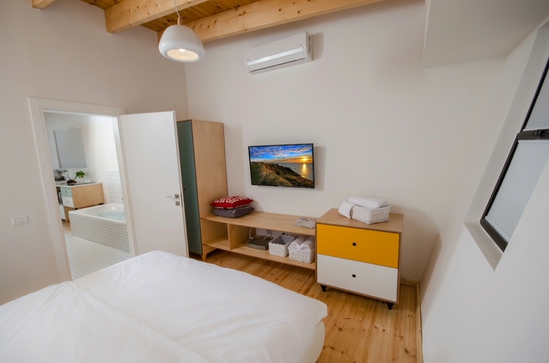 drevená podlaha strop spálňa súkromná stena jednotka žltý prízvuk