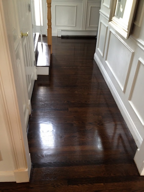 tmavá masívna parketová podlaha lakovaná tmavá-masívna-parketová-podlaha-lakovaná