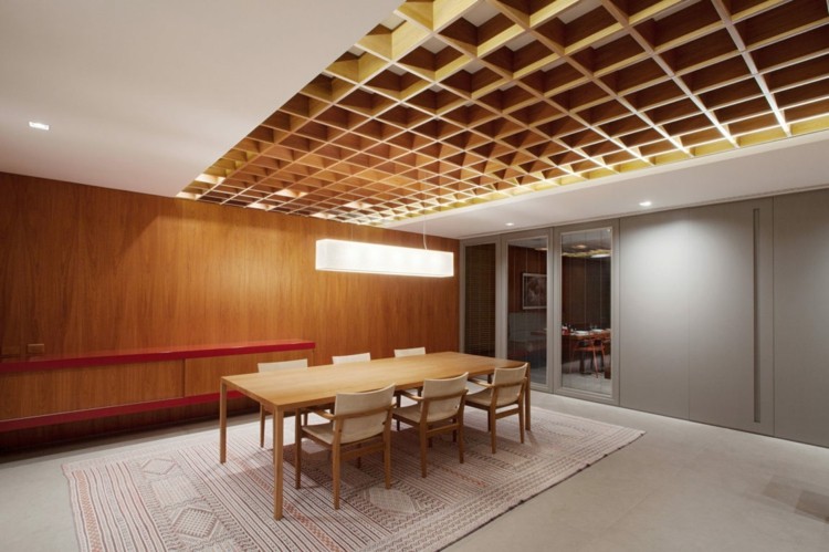 drevo-strop-sklo-dvere-rozdeľovače miestností-jedálenský stôl-stoličky-komoda-plávajúci efekt