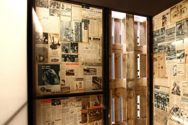 Drevené europalety, toalety, tapety do novín