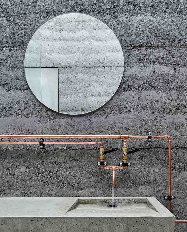 Faucet vyrobený z medených rúr refugium-design-kúpeľňa-narazená zemná stena-medené-vodné potrubie