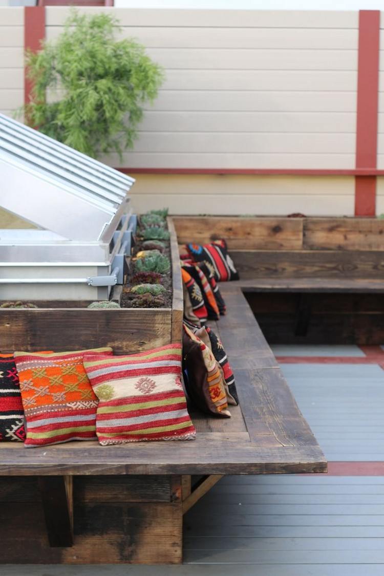 drevené-záhradné-lavice-vyvýšené-postele-stavať-farebné-dekoratívne-vankúše