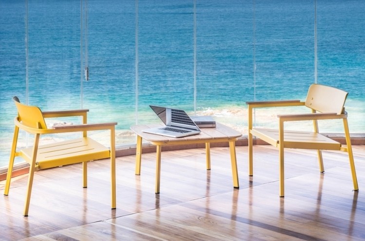 Farby a drevo k sebe dobre ladia, ak sú jednoduché drevený-záhradný-nábytok-arik-levy-emu-shine-žltá-morská dovolenka-modrá-piesková-drevená podlaha-okná