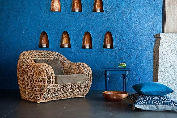 Marocké prostredie s kreslom Balou od Kennetha Cobonpueho Drevený záhradný nábytok -Balou-Kenneth-Cobonpue-pletená-modrá-stena-vankúš-tyrkysová