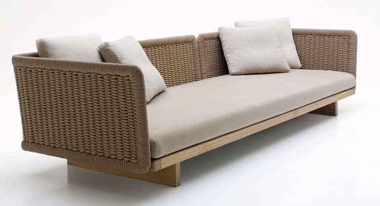 Gauč Paola Lenti s drevenou konštrukciou, operadlom z plastového ratanu a podsedákmi drevený záhradný nábytok-sabi-paola-lenti-drevená konštrukcia-ratanové-prútené-prírodné-farebné vankúše