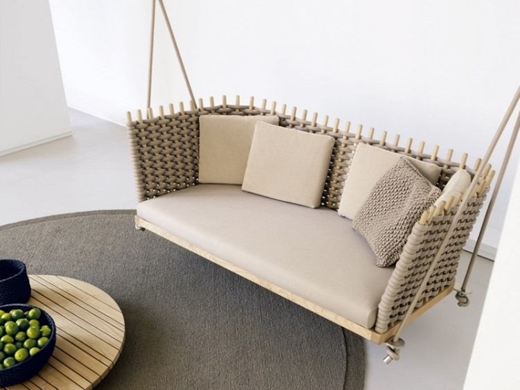 Hojdací gauč vyrobený z dreva a prútia od Paola Lenti drevený záhradný nábytok-drevená konštrukcia-hojdací gauč-salónik-prútené výrobky-ratanové vankúšepaola lenti