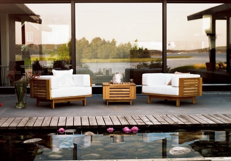 krásny drevený nábytok na vonkajšie použitie s vankúšmi a čalúnením Drevený záhradný nábytok -wunderschoen-kreslo-čalúnenie-biela-rybník-salónik-nápoje