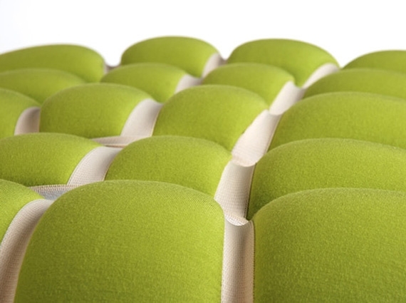 Pena z mäkkej textúry, ktorá drží na mieste pomocou elastických gumičiek