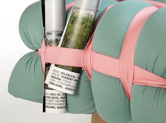 farebné gumičky držia záhyby drevenej stoličky