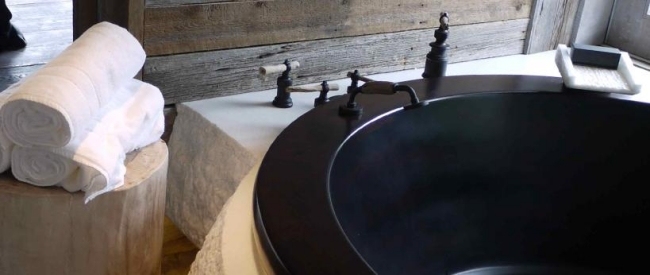 Dizajnový nábytok do kúpeľne Jedinečný drevený stojan na uteráky z dreva Dizajnový nábytok do kúpeľne Jedinečná drevená stolička na uteráky