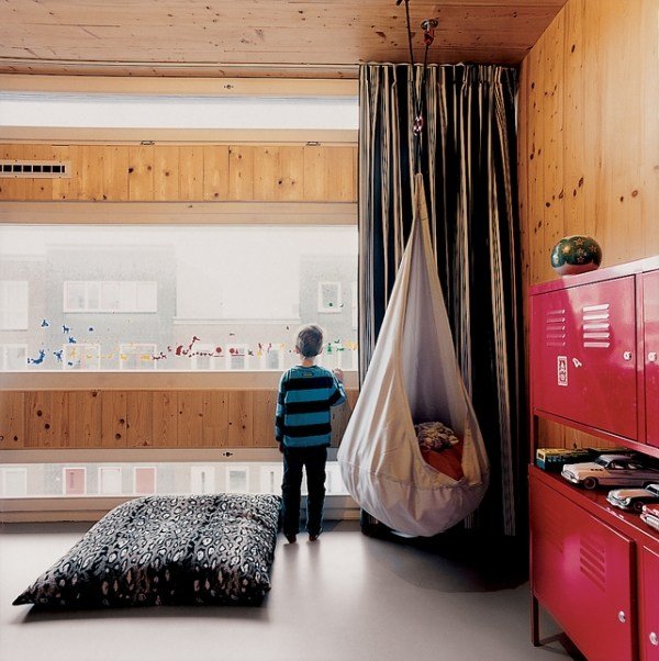 sedací vak na zavesenie stoličky do detskej izby s dreveným obložením