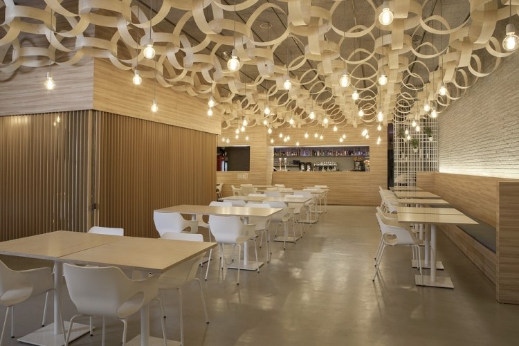 drevo-trend-strop-dizajn-osvetlenie-závesné-svietidlo-kombinácia-biela