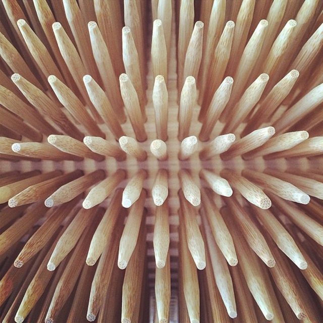 vloženie drevených tyčí na drevenú skrinku jednotlivé-drevené palice