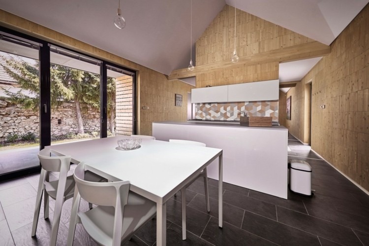 slinok-kameň-obklady-kuchyňa-jedálenský kút-biely-nábytok