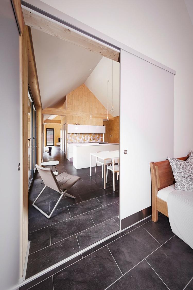 slinok-drevo-posuvné dvere-spálňa-podlaha-čierna podlaha-jedálenský stôl