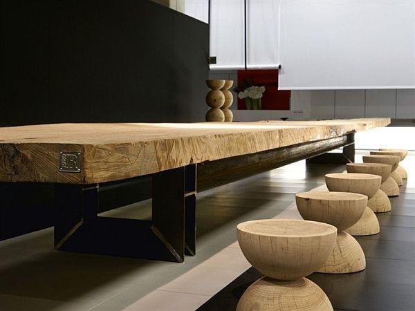 V jedálni je umiestnená lavička s barovými stoličkami Barové stoličky lavica čierna stena