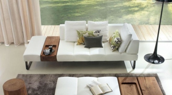 Pohodlná sedacia súprava, drevený bočný stolík Dekoračné vankúše na bočný stôl z pohovky