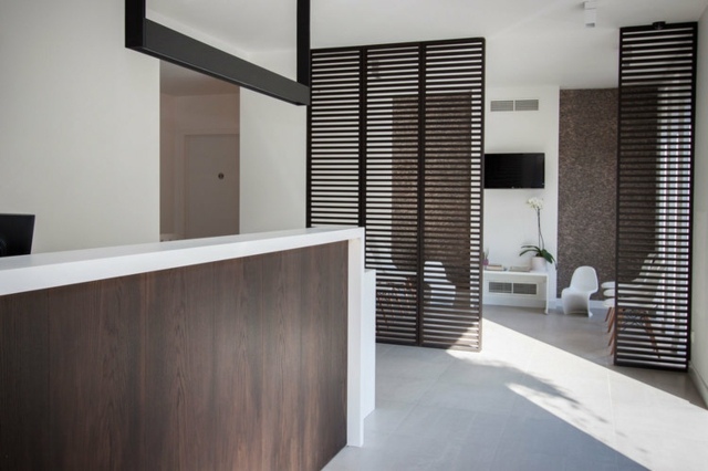 Prijímací stôl s dizajnovým stolom, drevená lobby vpredu