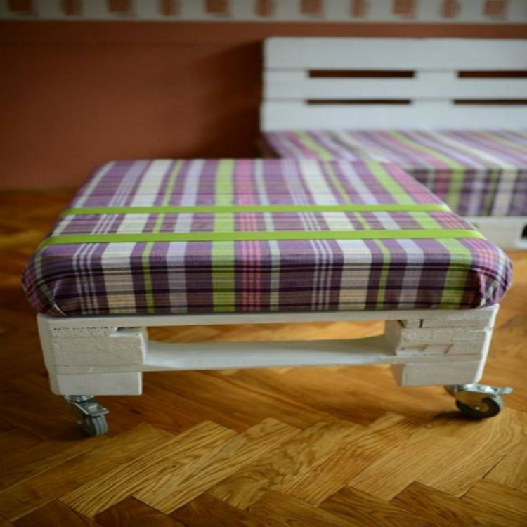 drevený paletový nábytok biela taburetka károvaný purpurovo zelený poťah