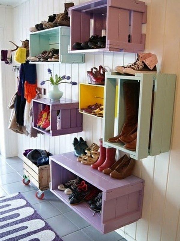 Dizajnové police na topánky do dreva