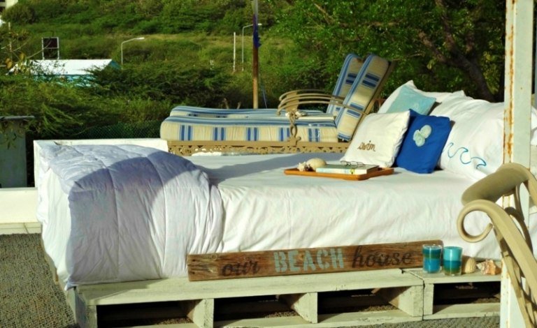 drevený paletový nábytok denná posteľ vankúš deka nápad