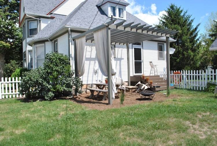 Postavte drevenú pergolu v zadnej záhrade drevo-pergola-závesy-zadná záhrada-trávnik-dom-plot-schody-záhradný nábytok