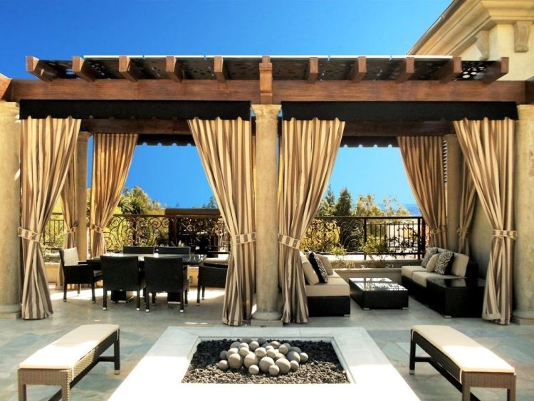 pekný dizajn s niekoľkými vonkajšími priestormi drevo-pergola-závesy-konštrukcia-dreva-stĺpy-prírodný kameň-betón-krb-sedenie-jedálenský kút