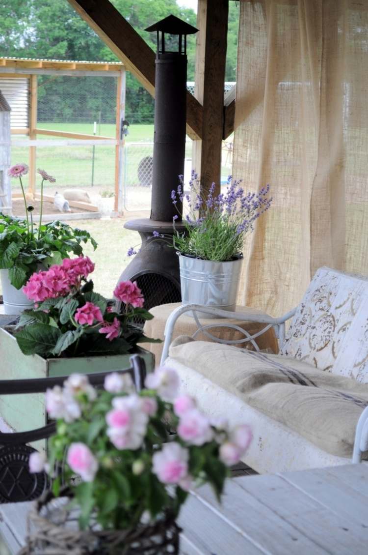romantický a trochu vintage - ľanová tkanina a kovový nábytok drevo-pergola-závesy-krb-kvetinový-gauč-kov-biela-levanduľa-drevené trámy-vinobranie