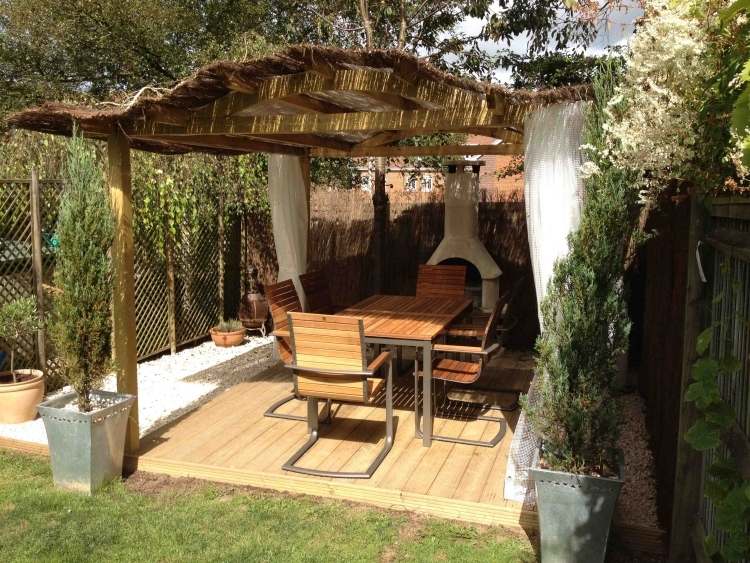 Závesy v záhrade chránia aj pred nechceným hmyzom drevo-pergola-závesy-tienidlo-záhradný nábytok-kovová konštrukcia-gril-cyprus-štrk-trávnik