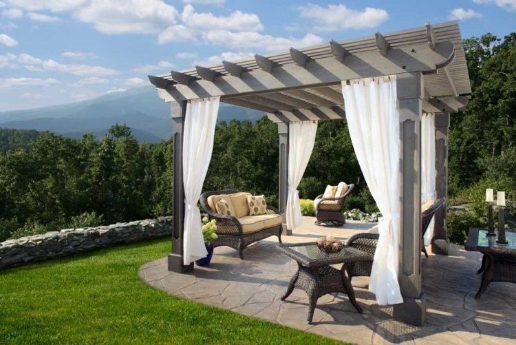 Pergola na kopci s nádherným výhľadom na prírodu drevo-pergola-záclony-krásne-aublicko-prírodný-trávnik-plast-ratanový nábytok-čalúnenie-béžové-stromy