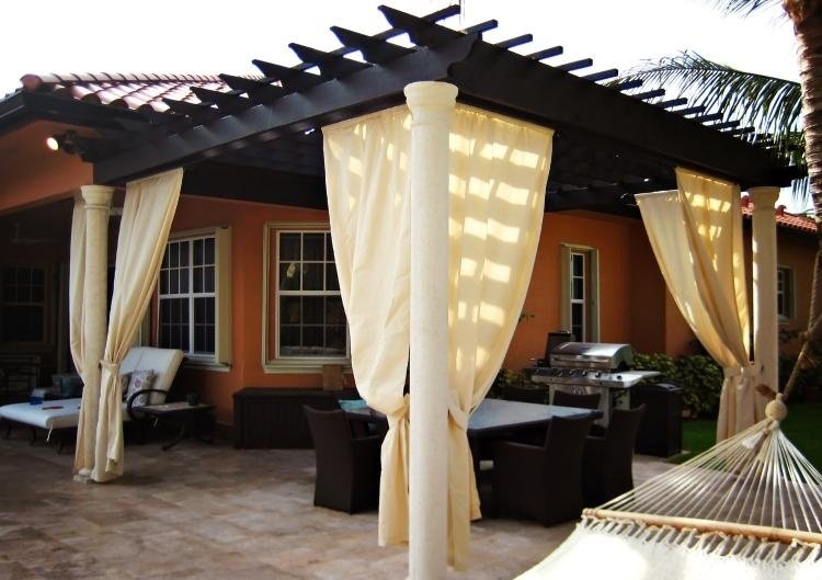 svetlá farba pre vonkajšie závesy na pergolu drevené-pergola-závesy-čierno-béžová-baldachýn-stĺpová-hojdacia sieť