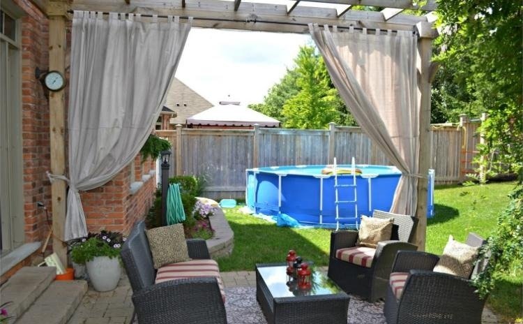 Drevená pergola so závesmi chráni súkromie drevo-pergola-závesy-bazén-dom-dom-tehla-trávnik-záhradný-nábytok-plast-ttan