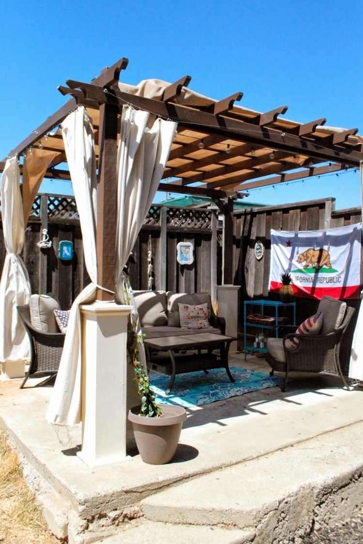 vždy sa odporúčajú prírodné materiály a textílie drevo-pergola-závesy-súkromie-súkromie-záhradný nábytok-kov-plast-ratanové vankúše-betónový základ