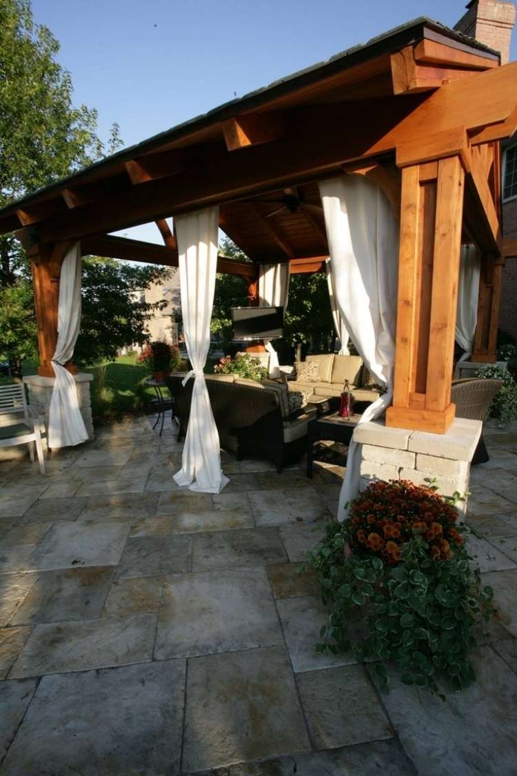 Závesy v záhrade pre útulnú atmosféru a pocit pohody drevo-pergola-závesy-obklady-drevostavba-záhradný-nábytok-tienidlo-súkromie