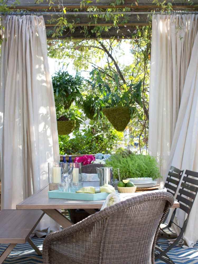 Zútulnite vonkajší priestor dekoráciou drevo-pergola-záclony-záhradný-nábytok-skladacie-stoličky-plast-ratan-rastliny-čerstvé-riadové sviečky