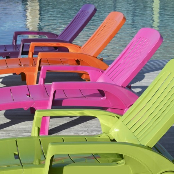 farebné ležadlá terasa-záhradný bazén farebné lehátka terasa záhradný bazén