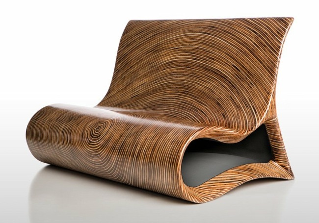 Farebne lakovaná predná časť drevenej stoličky