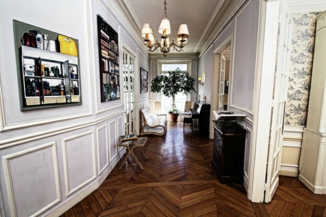 Hudobná herňa s klavírnou lavicou na chodbe