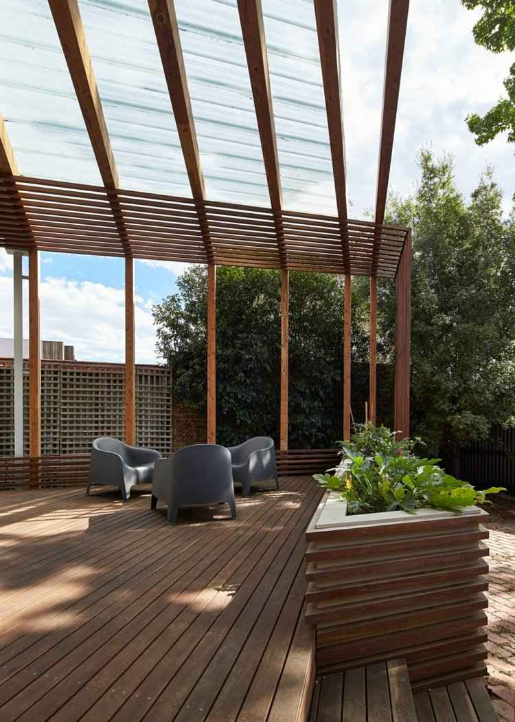 Projektanti v projekte naplánovali aj miesto pre rastliny Drevená krytá terasa -terasa-drevená mriežka-záhradná pergola