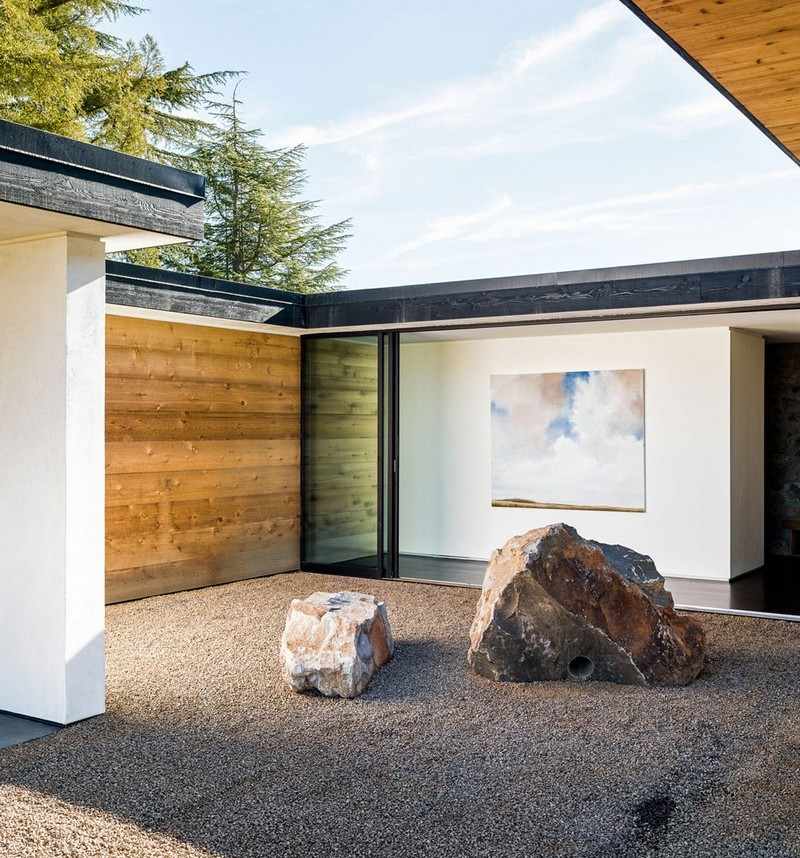 Drevo-prírodný kameň-fasáda-štrková podlaha-skalka-vnútorné nádvorie-vytvorte