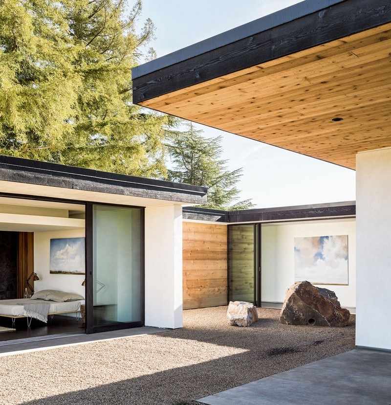 Predstavy rodinného domu s plochou strechou z prírodného kameňa a dreva