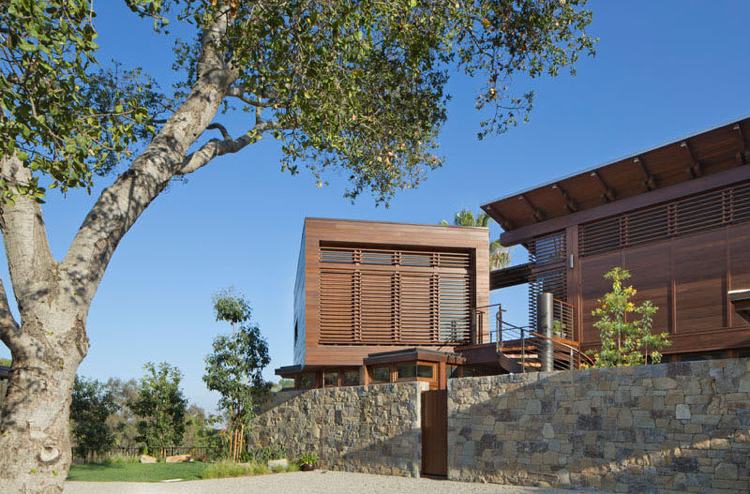 obklad z prírodného kameňa mimo vonkajšieho domu drevený obklad