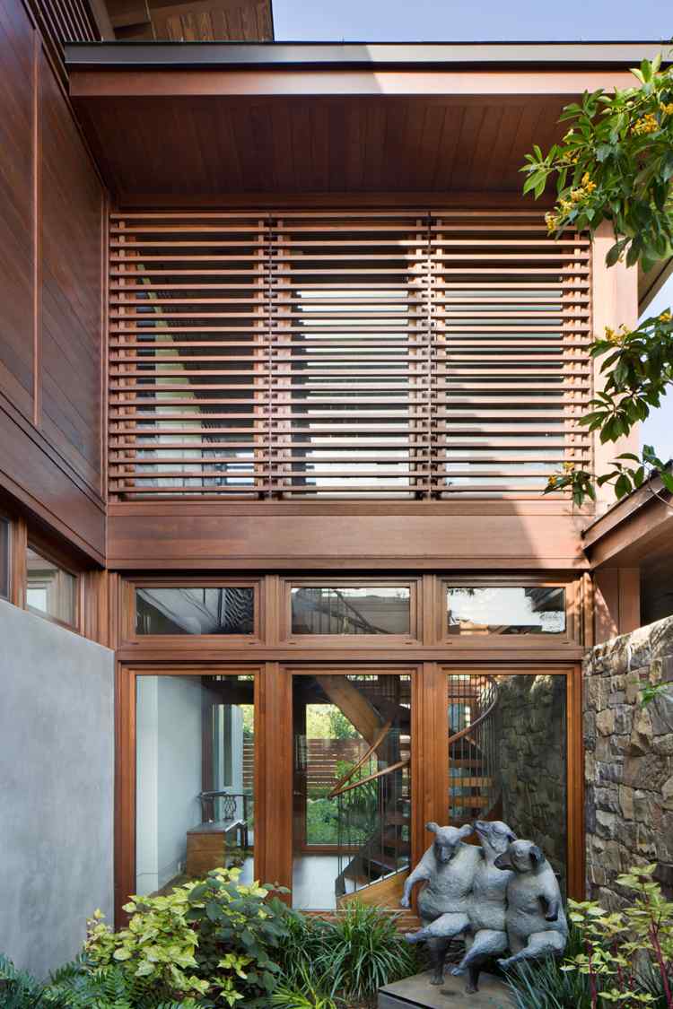 obklad z prírodného kameňa mimo záhradných drevených okenných rastlín