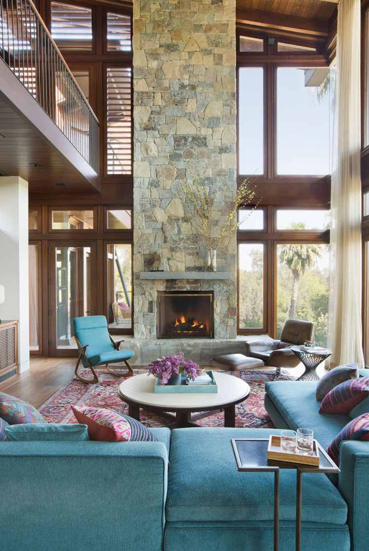 obklad z prírodného kameňa vo vnútri krbu obývacia izba čalúnený nábytok tyrkysová
