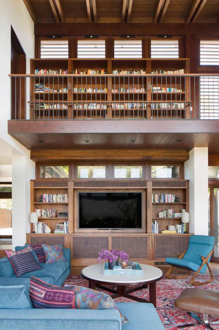 drevená obývačka knižnica tv nástenné knihy čalúnený nábytok