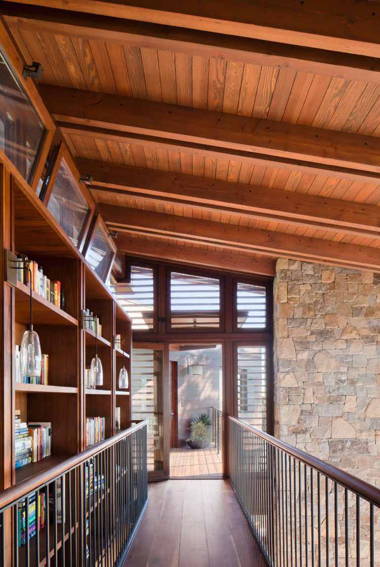 prírodný kamenný obklad vo vnútri dreveného stropného domu knižnice knihy