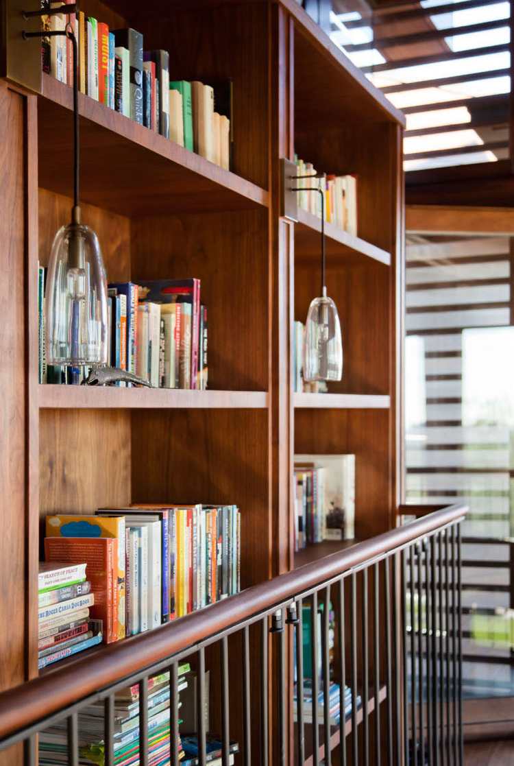 drevená domáca knižnica zariaďujúca nástenné knihy