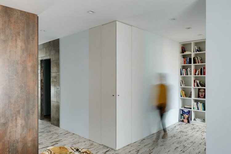 drevo-oceľ-interiér-dizajn-spálňa-rohová skriňa-knižnica