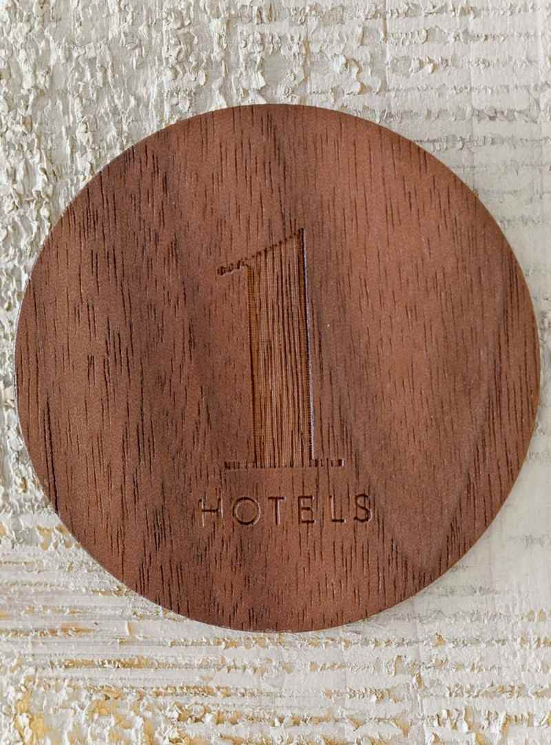 drevo-a-biely-dizajn-pláž-hotel-dekoratívne-omietky na stenu