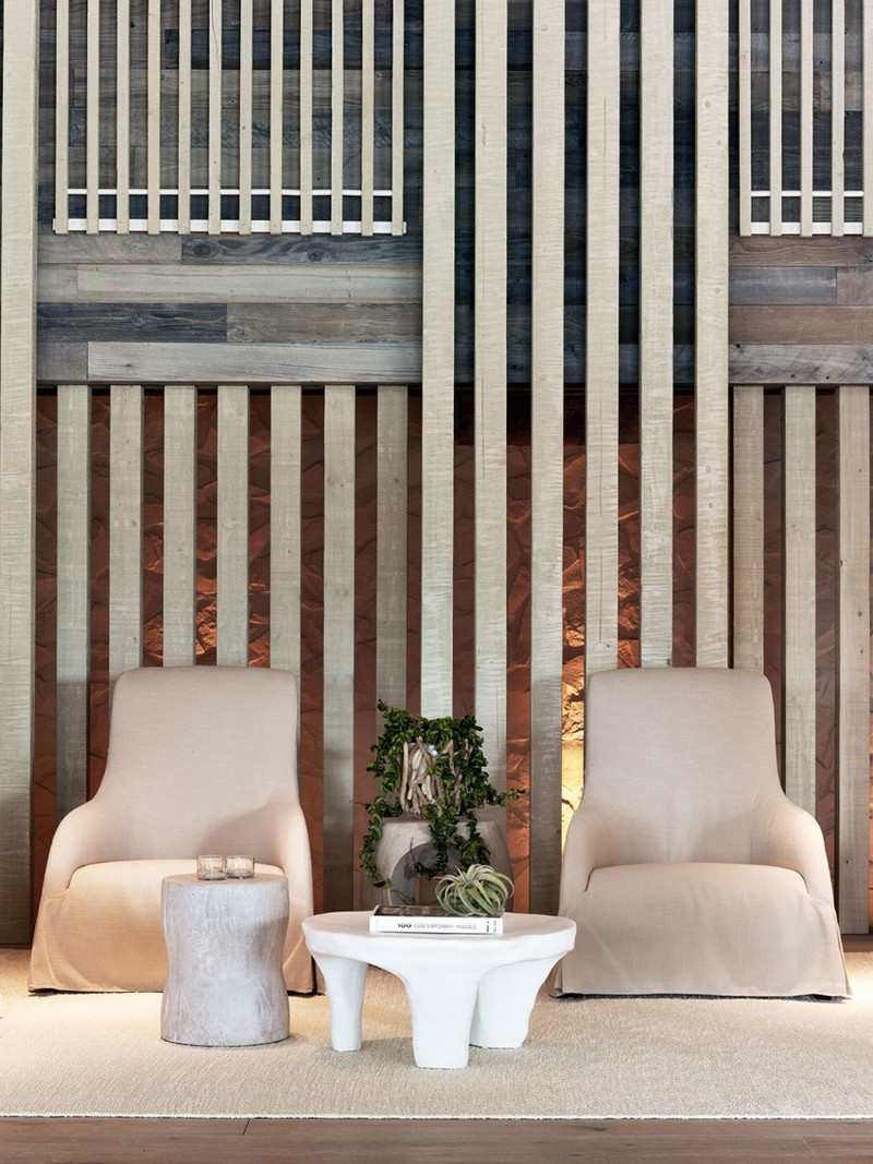 drevo-biely-dizajn-pláž-hotel-béžová-kreslo-drevená doska-priečka